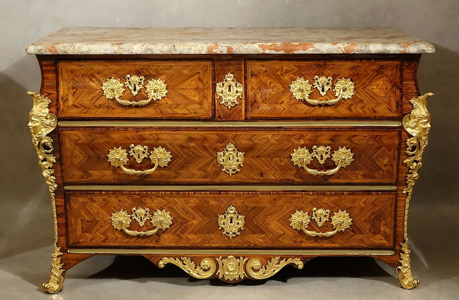 Commode Régence en sarcophage  Parise XVIIIe siècle